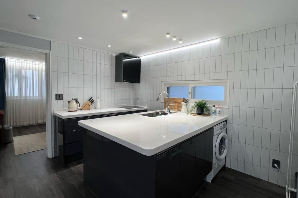 Hongdae 3Bedroom Apartment #14 Сеул Экстерьер фото